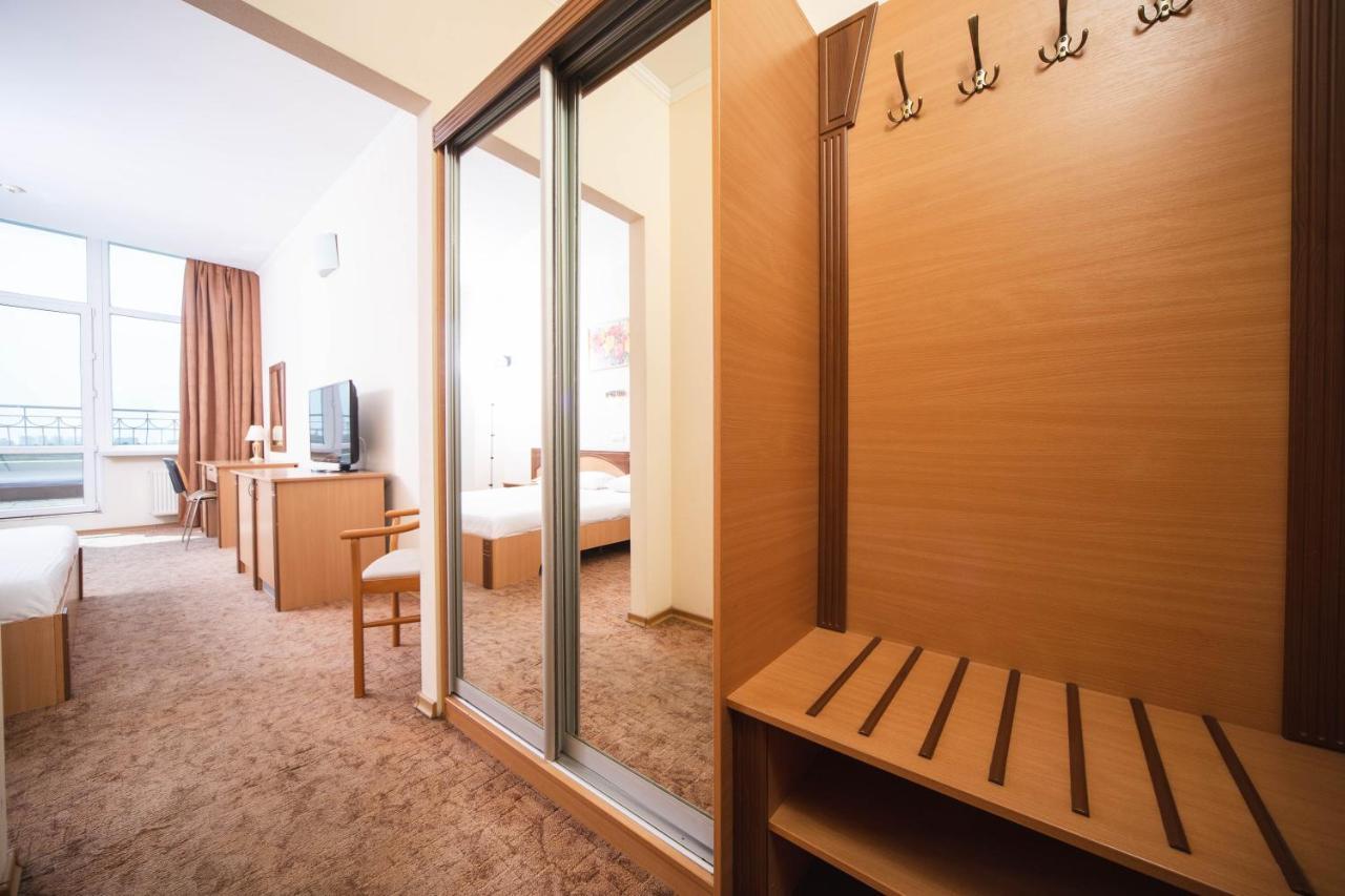 Optima Odesa Hotel Bagian luar foto