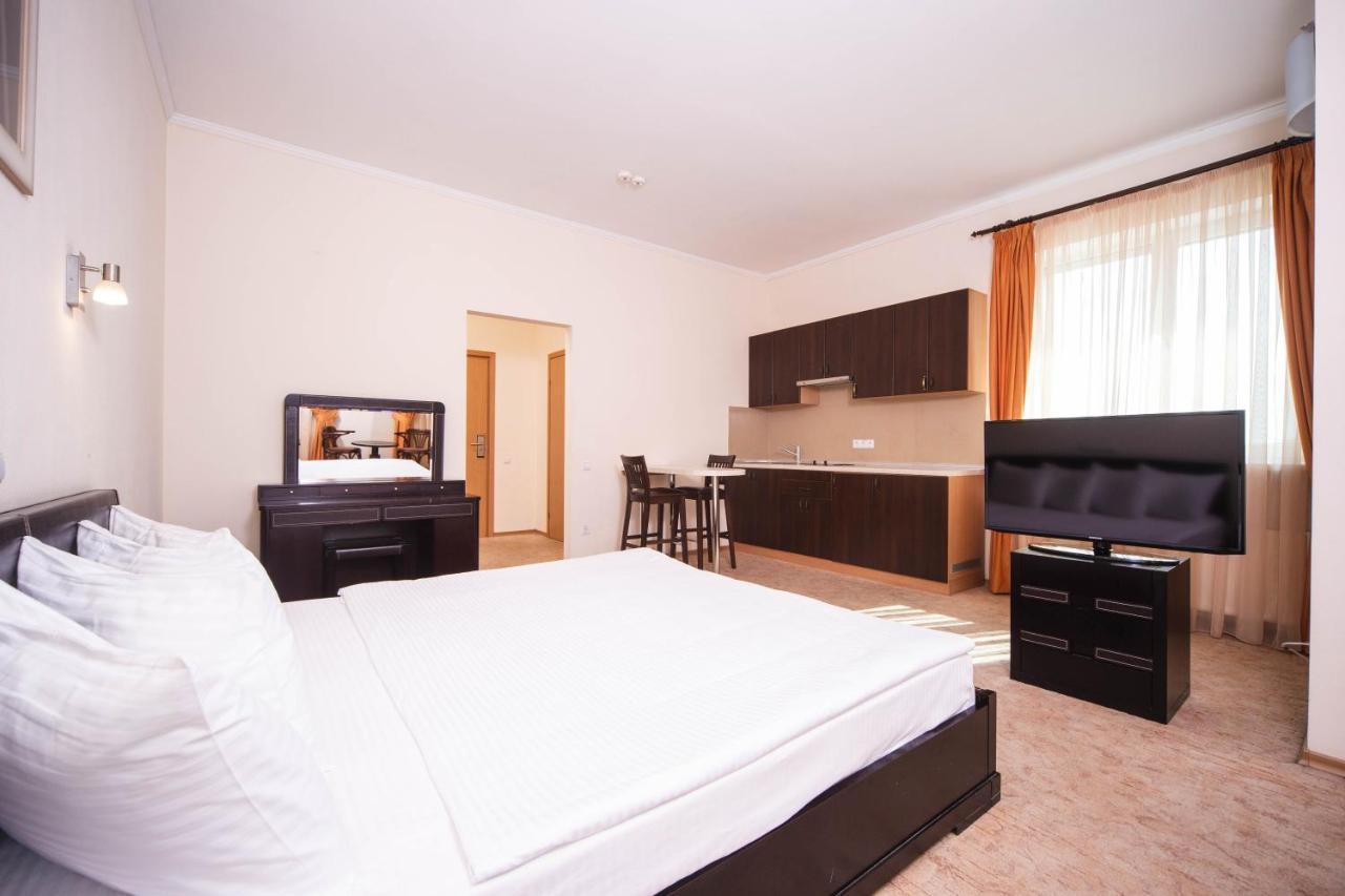 Optima Odesa Hotel Bagian luar foto