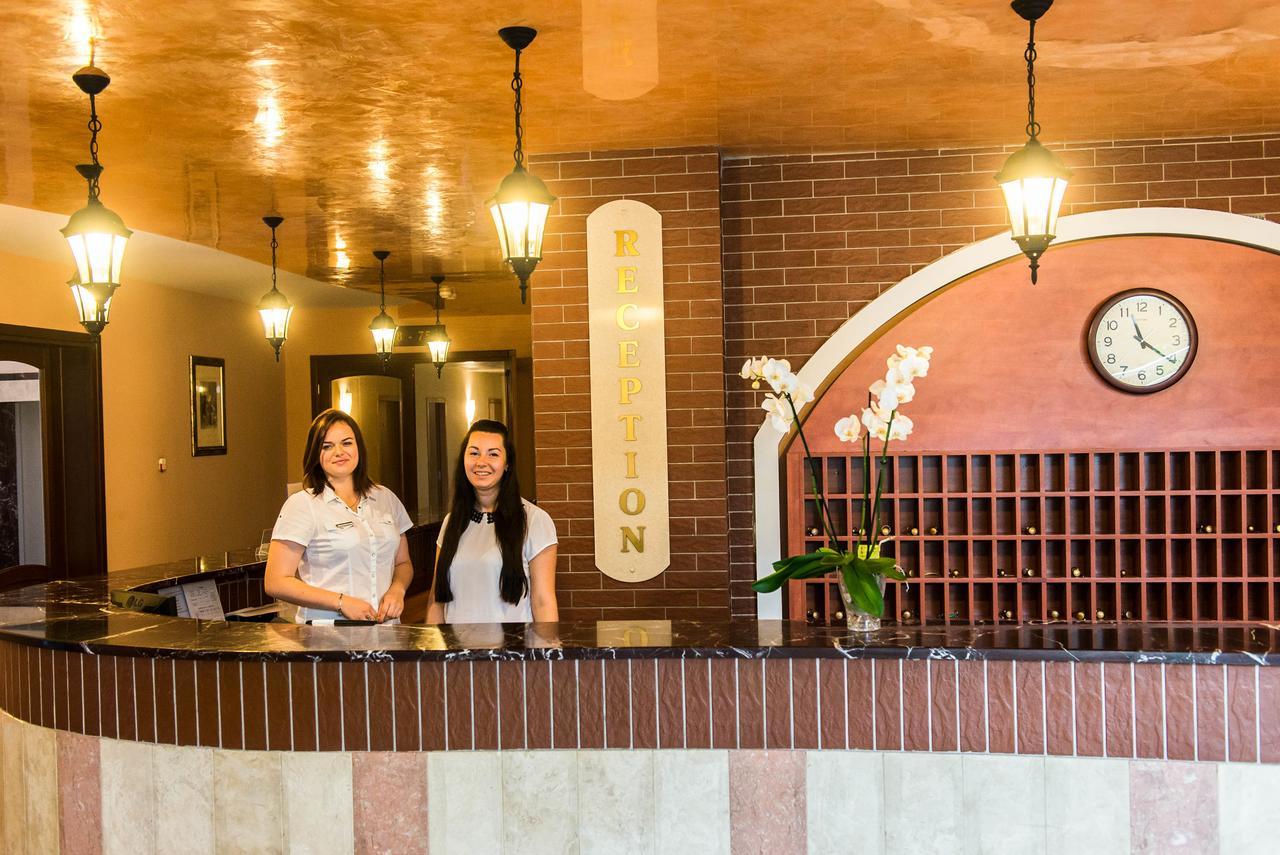 Optima Odesa Hotel Bagian luar foto